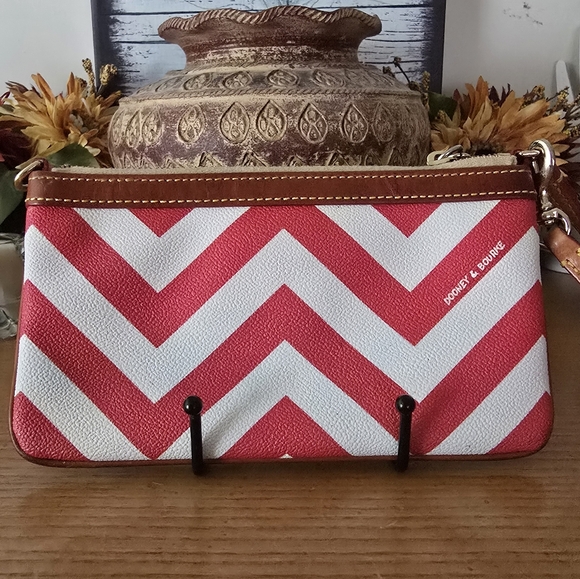 Dooney & Bourke Red and White Chevron Wristlet EUC! - Picture 2 of 15
